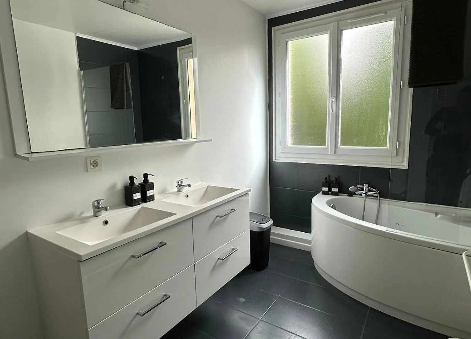 Villa Constance 3 Antibes - Spacieux Logement En Dernier Etage 0*,  France